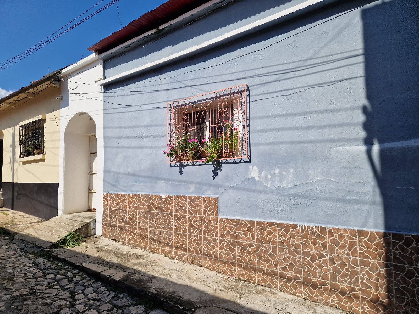 Rondreis Guatemala, Flores, kleurrijk huis met bloemen