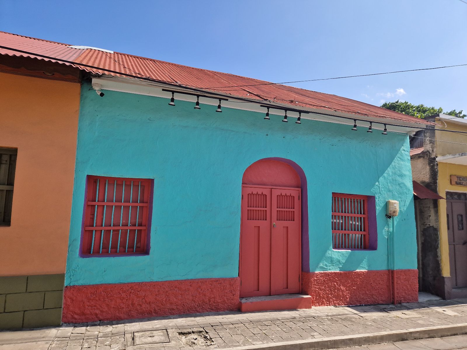 Rondreis Guatemala, Flores, kleurrijk huis rood en blauw