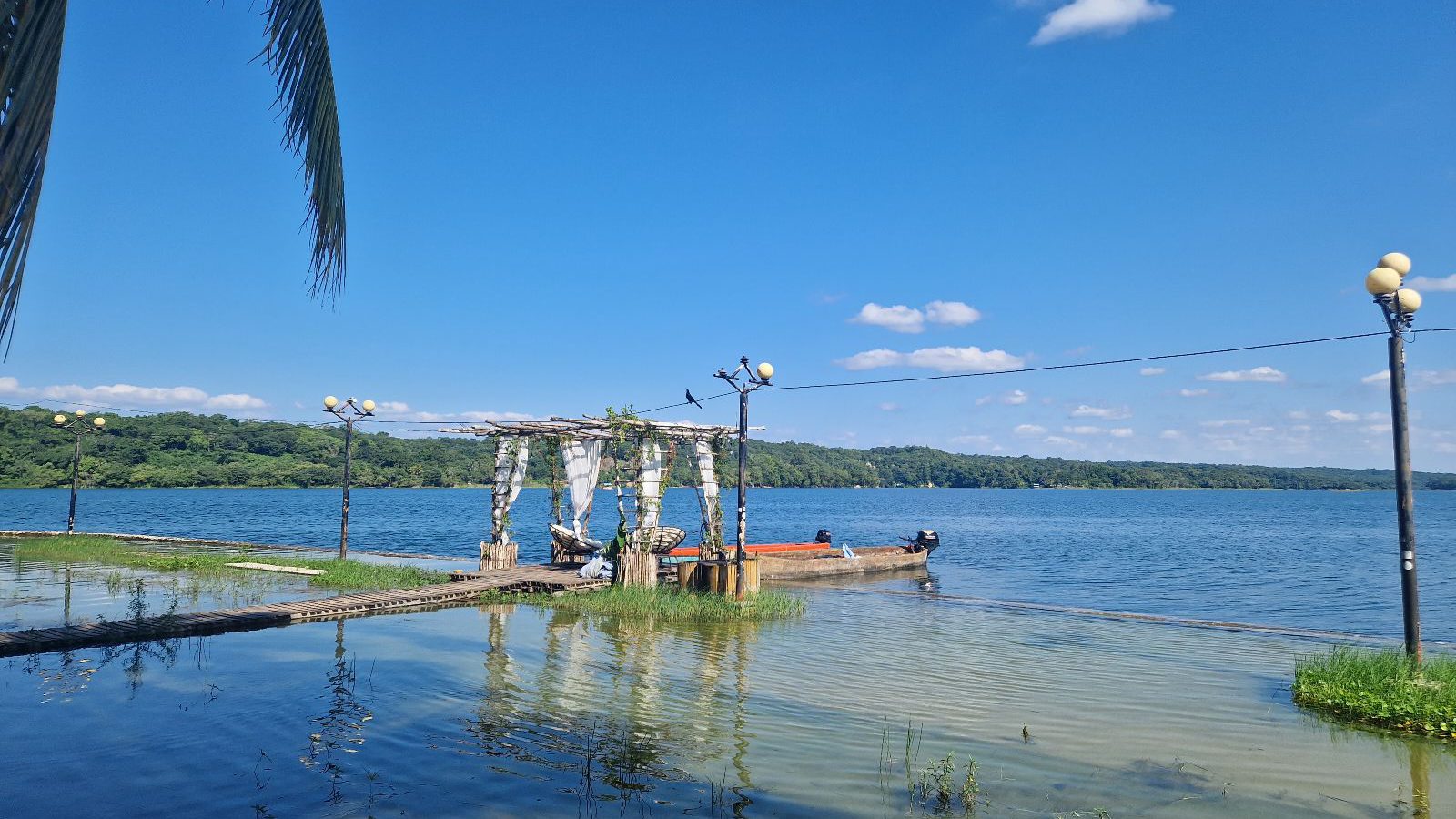 Rondreis Guatemala, Flores, uitzicht op de steiger en het meer