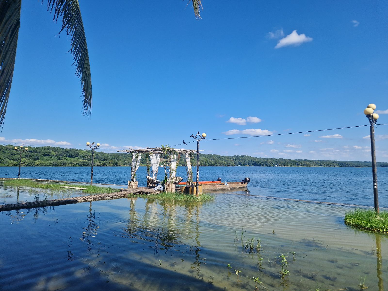 Rondreis Guatemala, Flores, uitzicht op de steiger en het meer