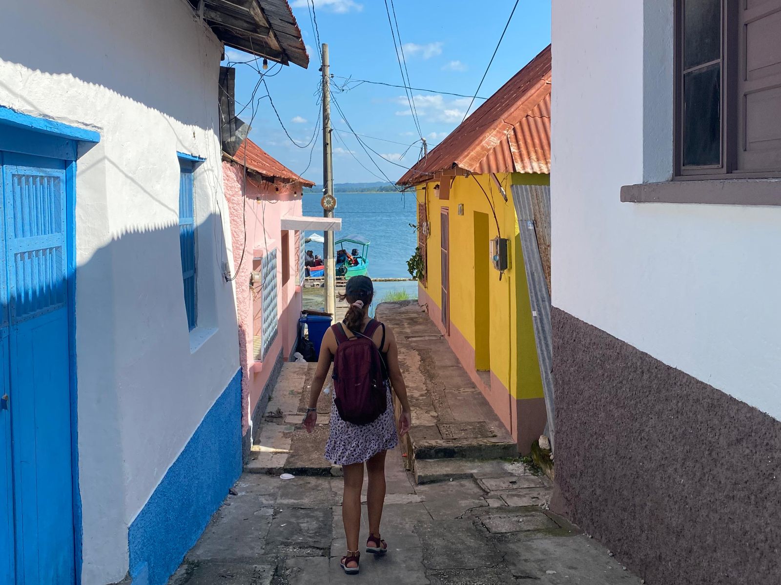 Rondreis Guatemala, Flores, vrouw loopt door kleurrijke straten