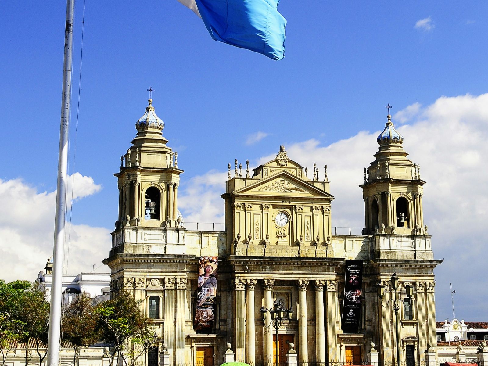 Rondreis Guatemala, Guatemala-Stad, Plaza de la Constitución met vlag