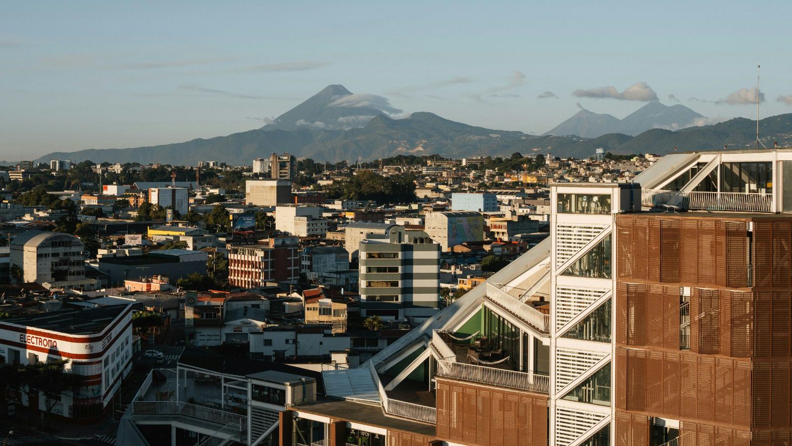Rondreis Guatemala, Guatemala-Stad, uitzicht over stad met vulkaan op de achtergrond