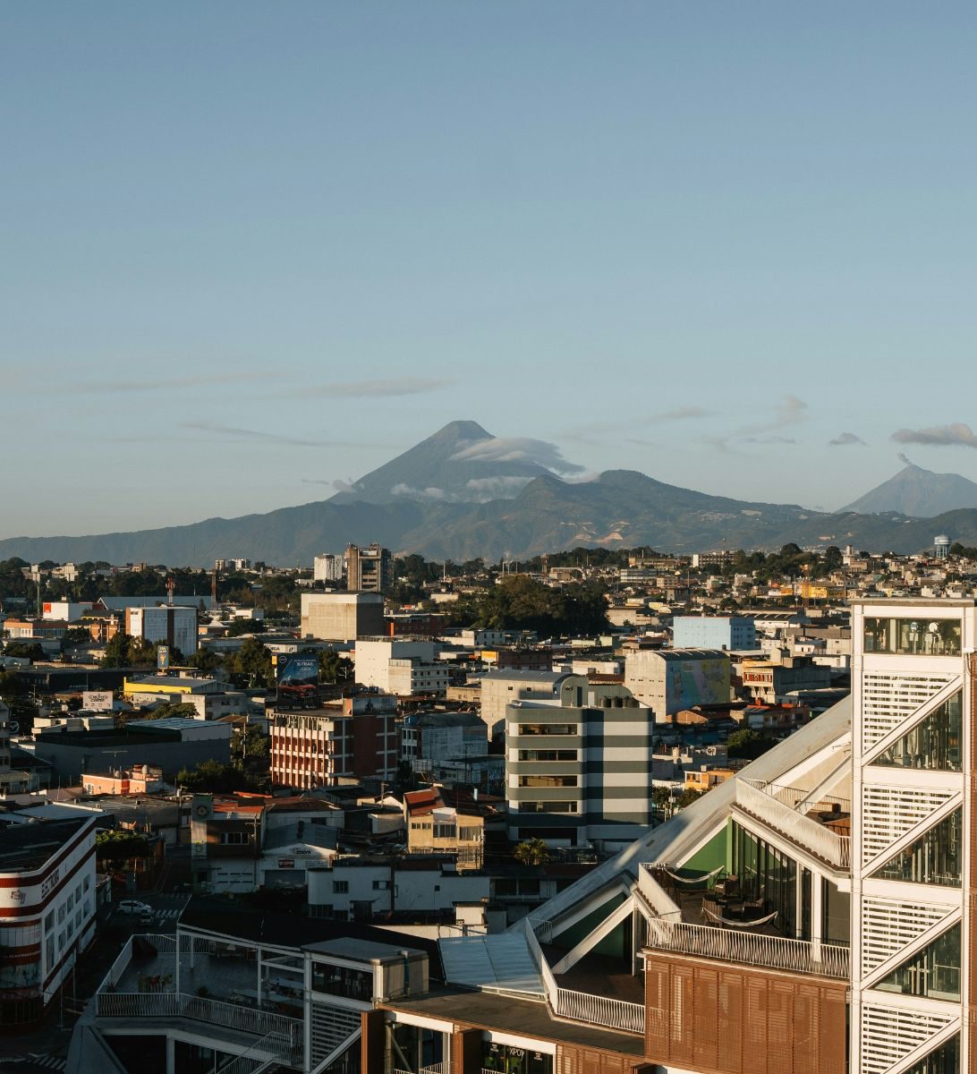 Rondreis Guatemala, Guatemala-Stad, uitzicht over stad met vulkaan op de achtergrond
