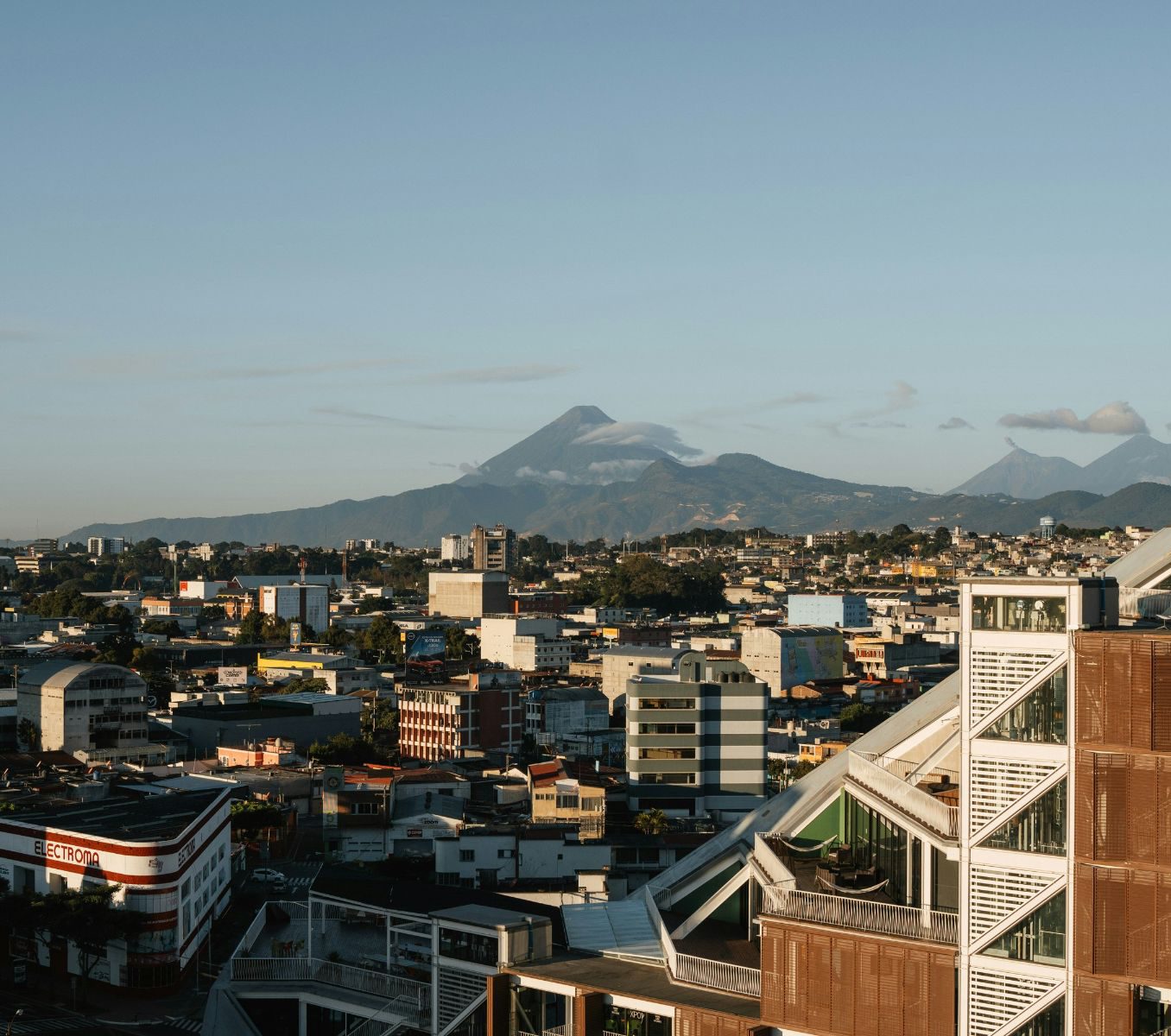 Rondreis Guatemala, Guatemala-Stad, uitzicht over stad met vulkaan op de achtergrond
