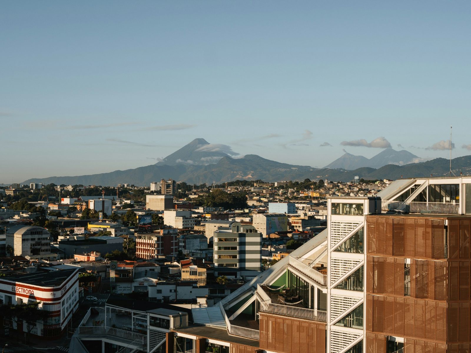 Rondreis Guatemala, Guatemala-Stad, uitzicht over stad met vulkaan op de achtergrond