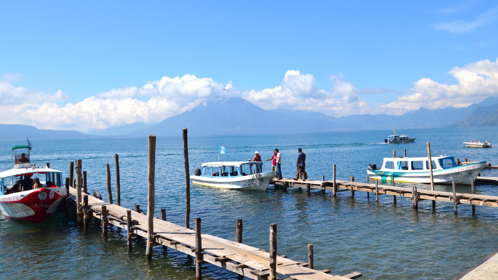 Rondreis Guatemala, Lake Atitlán Panajachel, bootjes bij steiger aan het meer