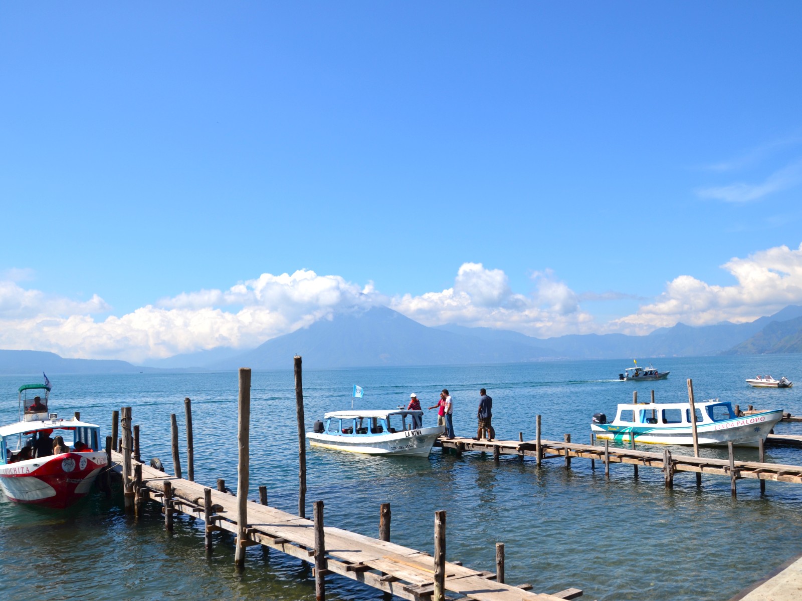 Rondreis Guatemala, Lake Atitlán Panajachel, bootjes bij steiger aan het meer
