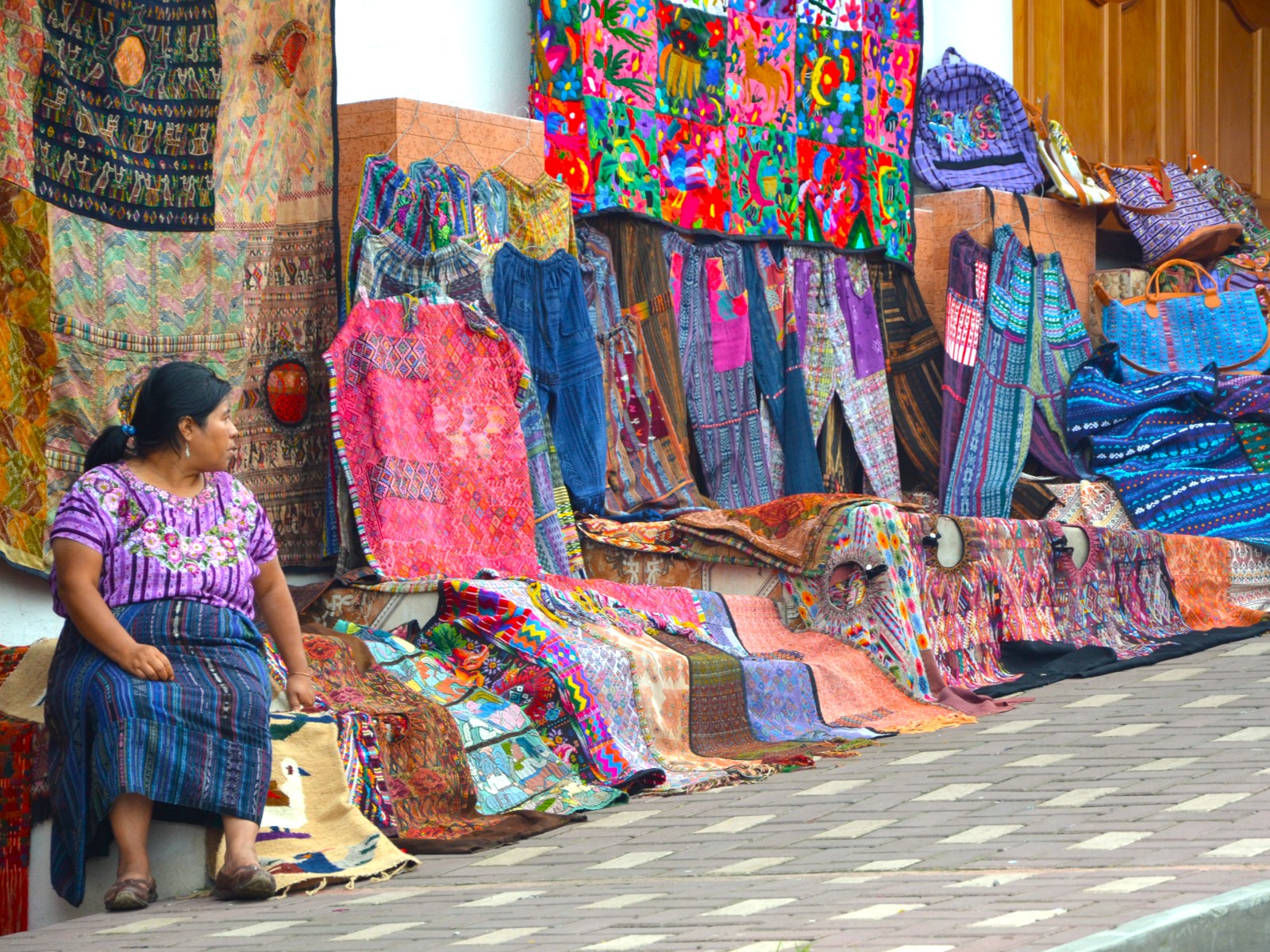 Rondreis Guatemala, Lake Atitlán Panajachel, local met kleding op straat