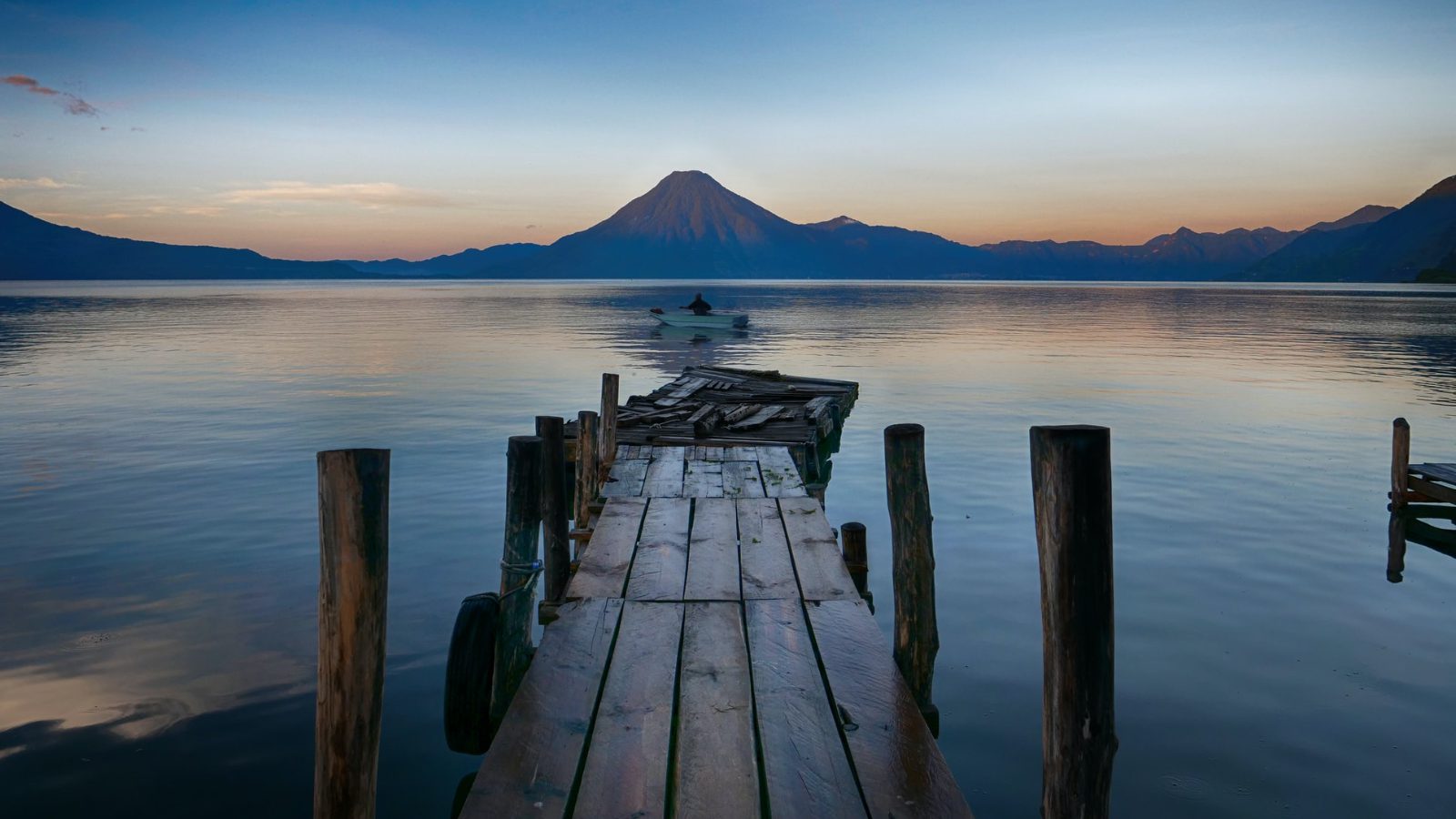 Rondreis Guatemala, Lake Atitlán Panajachel, loopbrug met vulkaan en het meer op de achtergrond
