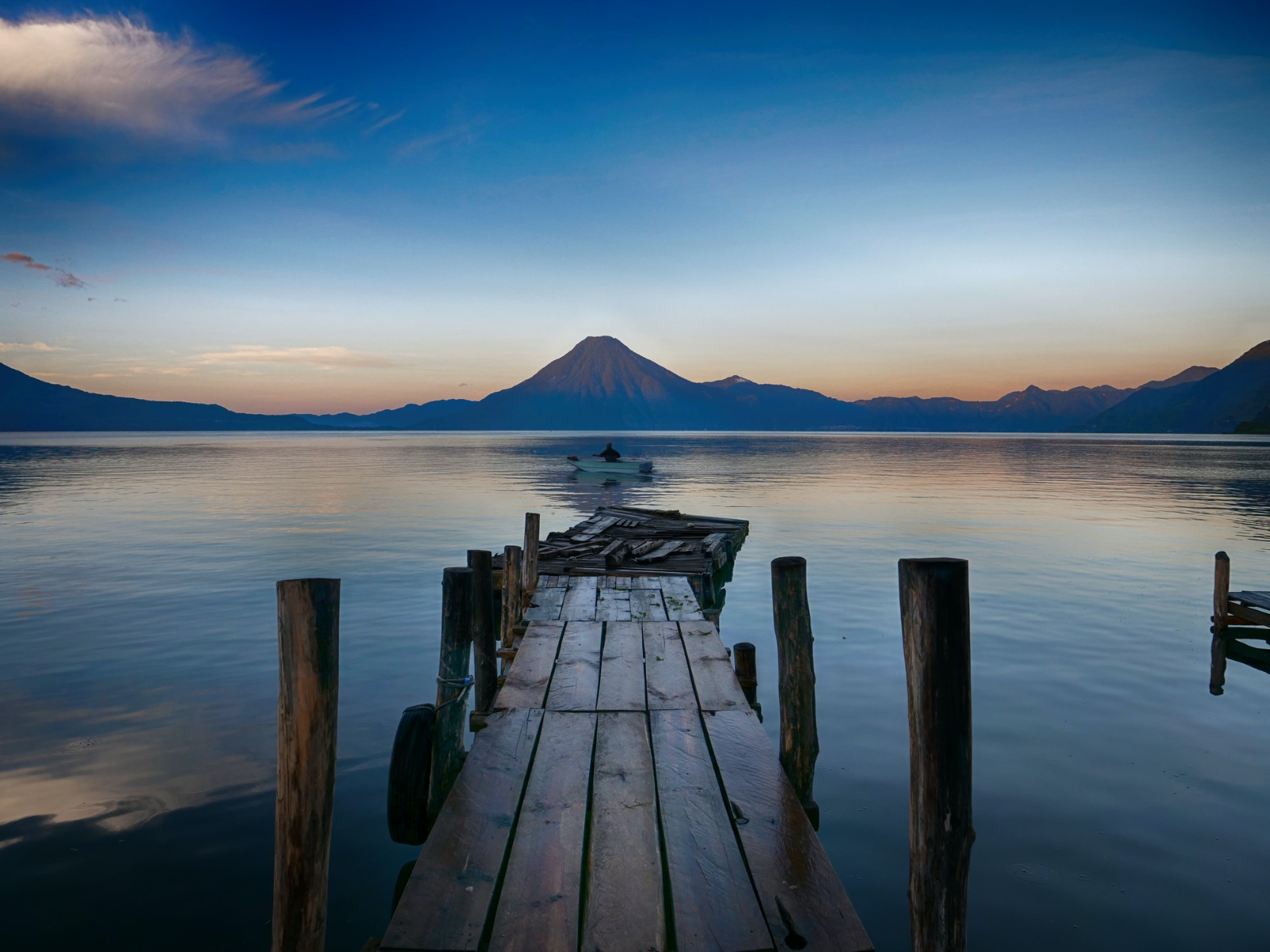 Rondreis Guatemala, Lake Atitlán Panajachel, loopbrug met vulkaan en het meer op de achtergrond