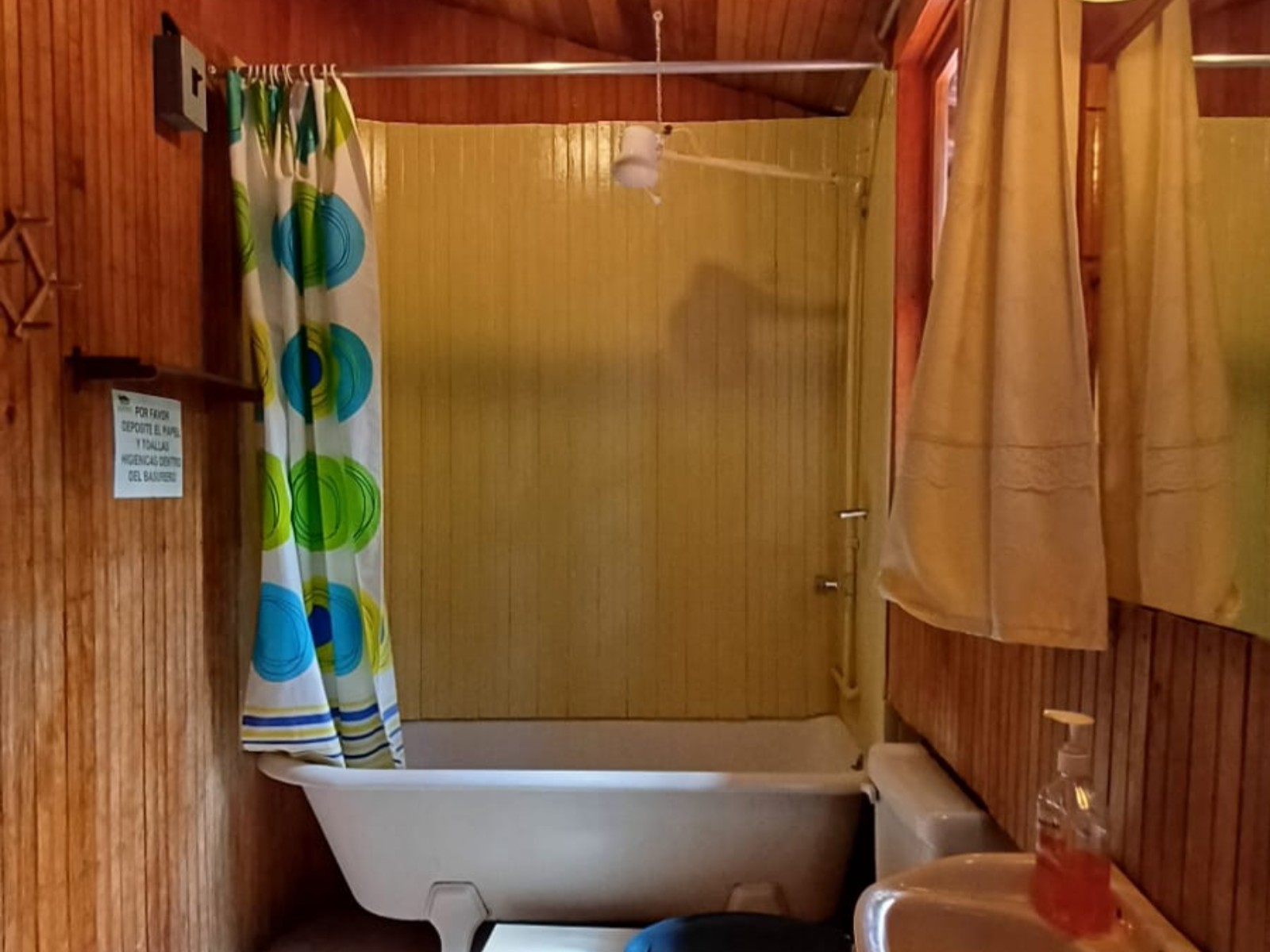 Rondreis Guatemala, Lanquin, El Recreo, badkamer met toilet en wasbak