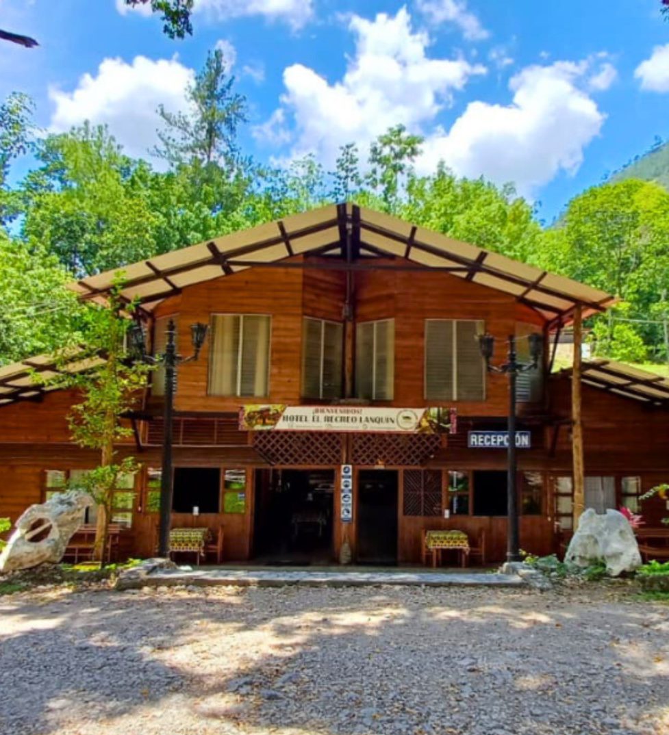 Rondreis Guatemala, Lanquin, El Recreo, voorkant accommodatie