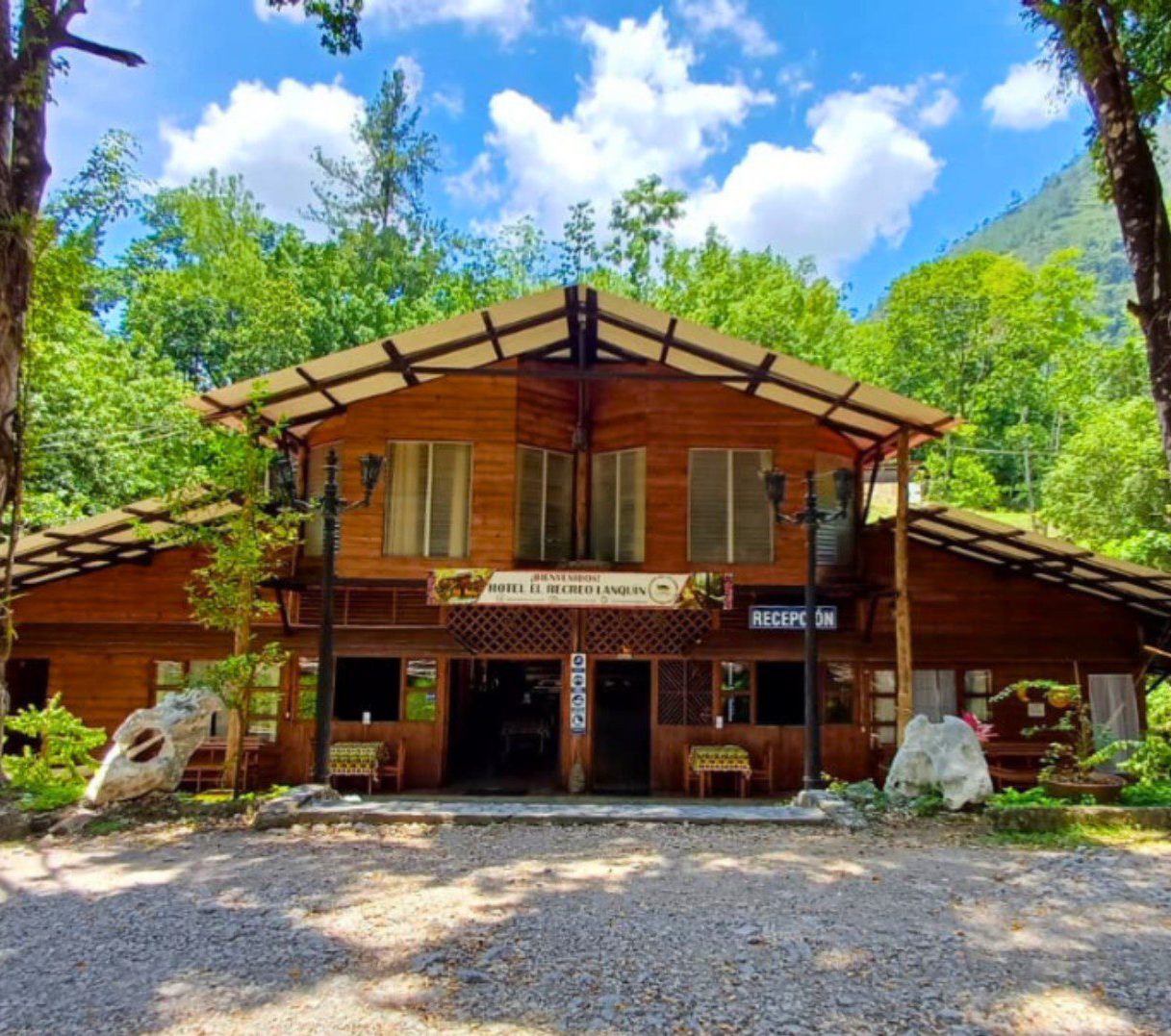 Rondreis Guatemala, Lanquin, El Recreo, voorkant accommodatie