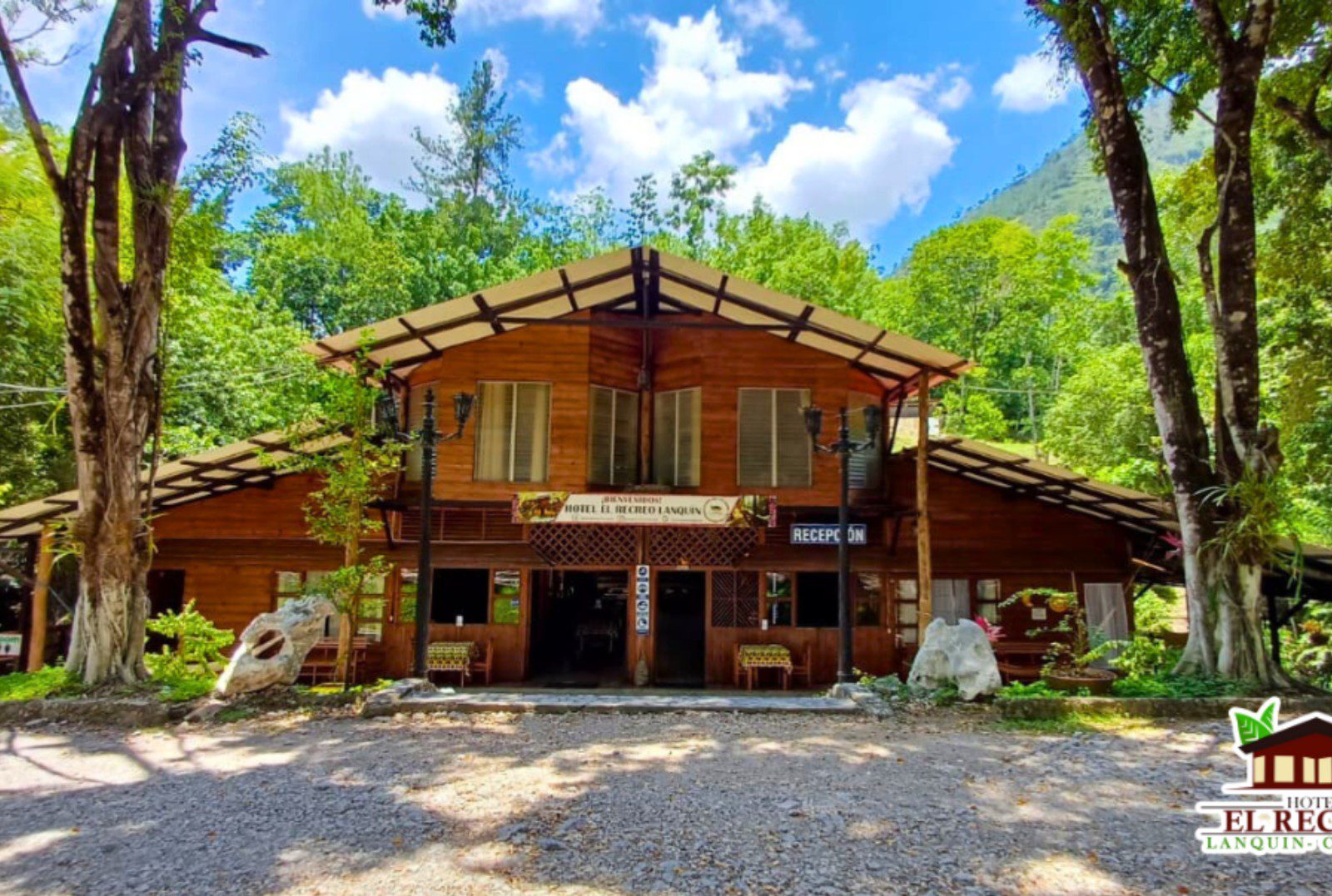 Rondreis Guatemala, Lanquin, El Recreo, voorkant accommodatie