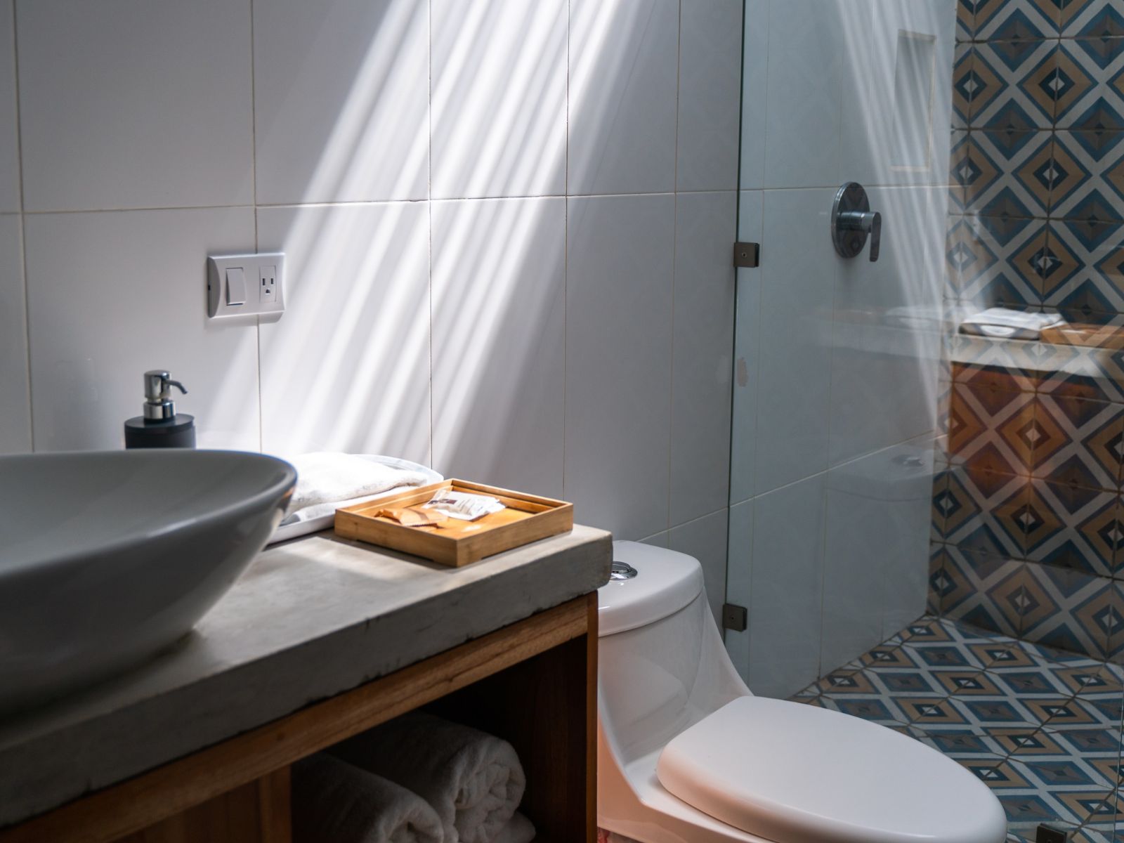 Rondreis Guatemala, Lanquin, Guayaha, badkamer met douche