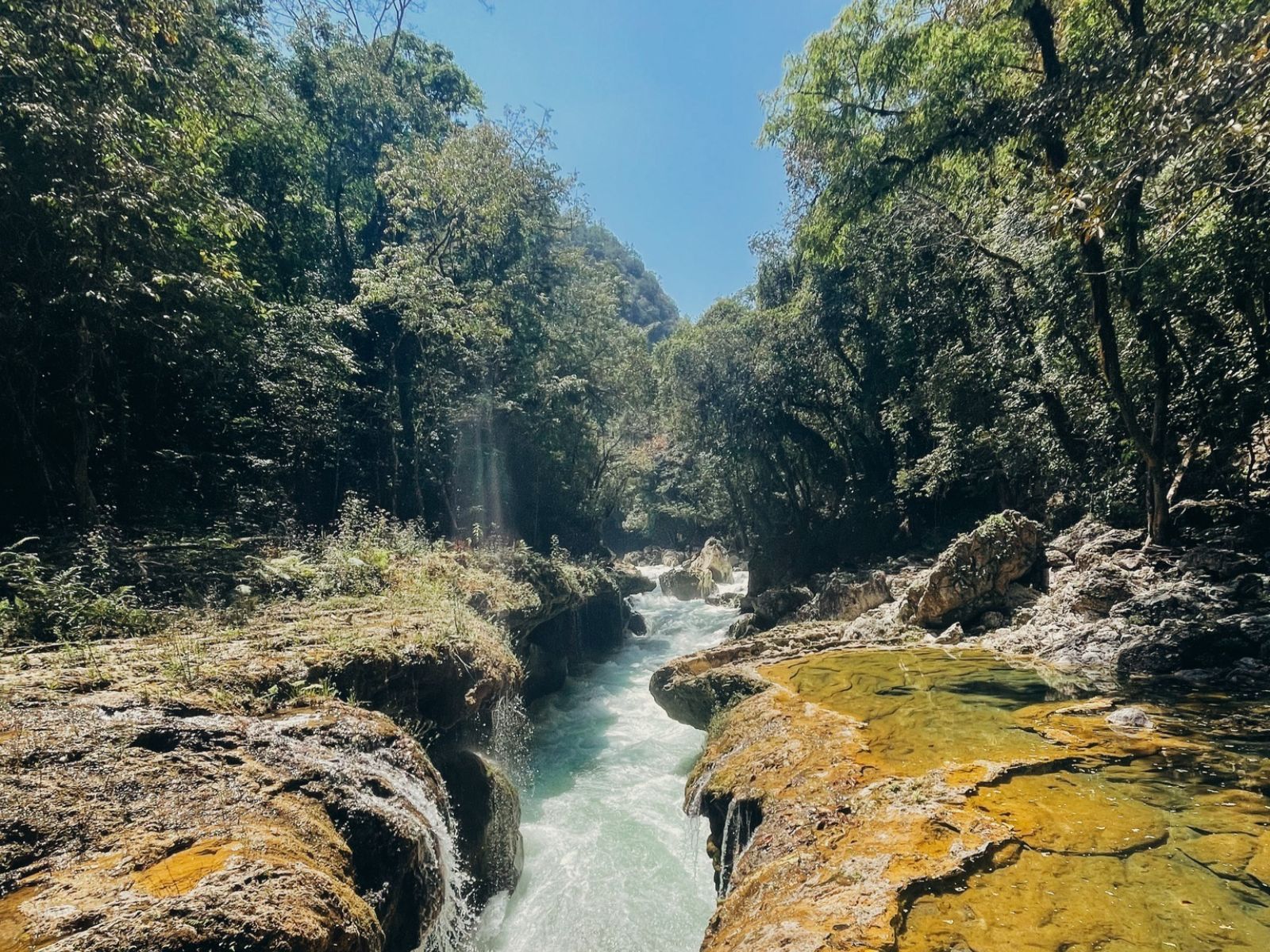 Rondreis Guatemala, Lanquin, Guayaha, omgeving omringd door bomen en watervallei