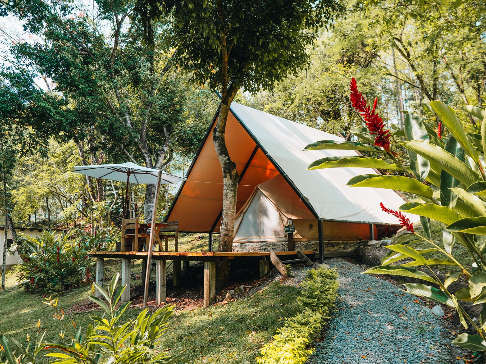 Rondreis Guatemala, Lanquin, Guayaha, tent met overkaping vooraanzicht