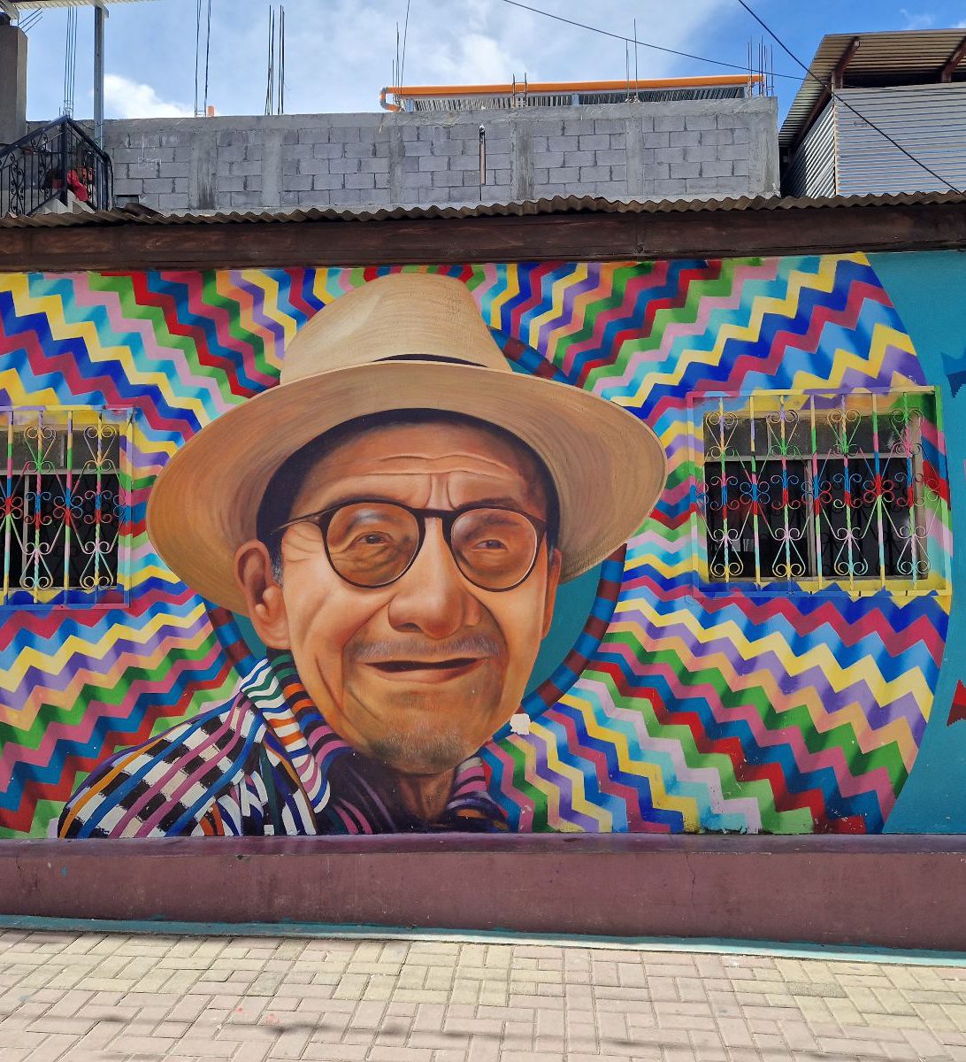 Rondreis Guatemala, Late Atitlán, San Juan, kleurrijke streetart op de muur