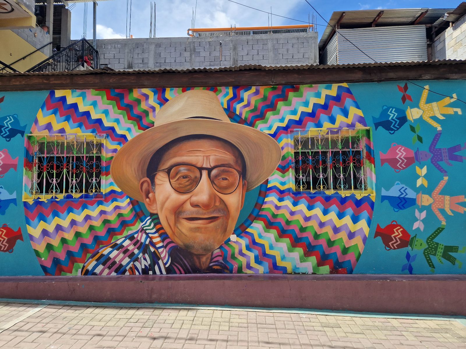 Rondreis Guatemala, Late Atitlán, San Juan, kleurrijke streetart op de muur