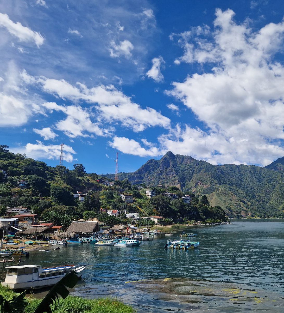 Rondreis Guatemala, Late Atitlán, San Pedro, uitzicht op meer met bergen en blauwe lucht