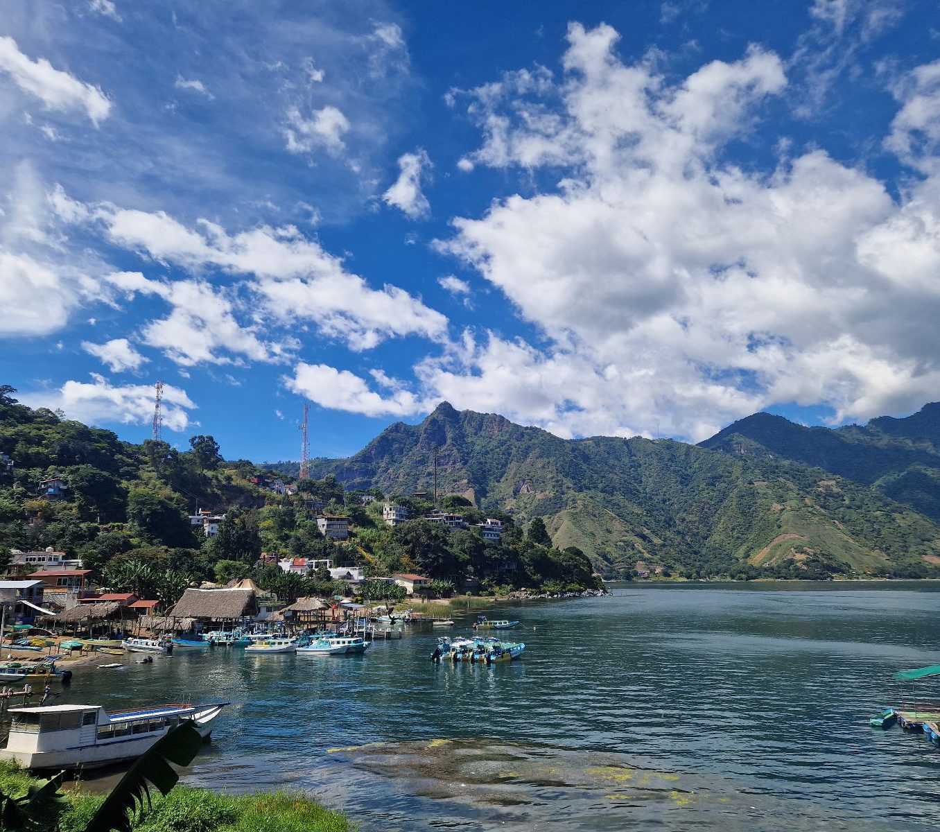 Rondreis Guatemala, Late Atitlán, San Pedro, uitzicht op meer met bergen en blauwe lucht