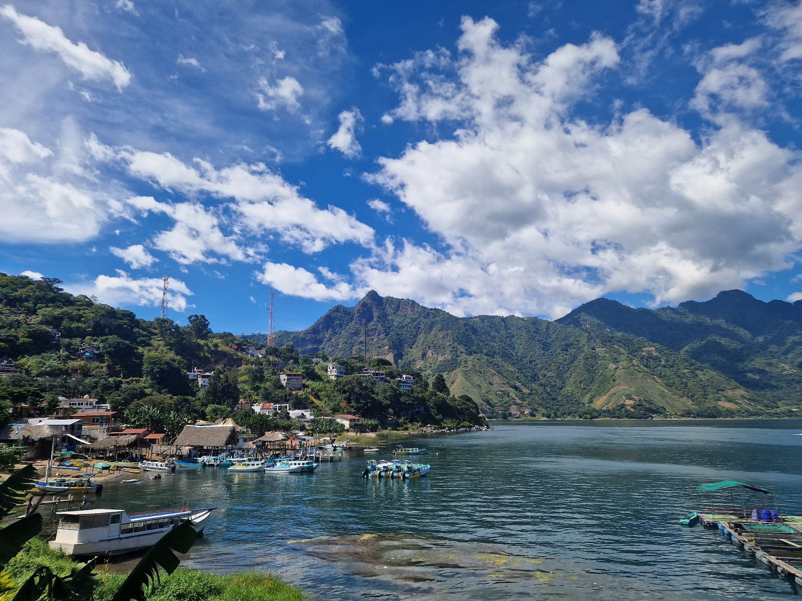 Rondreis Guatemala, Late Atitlán, San Pedro, uitzicht op meer met bergen en blauwe lucht