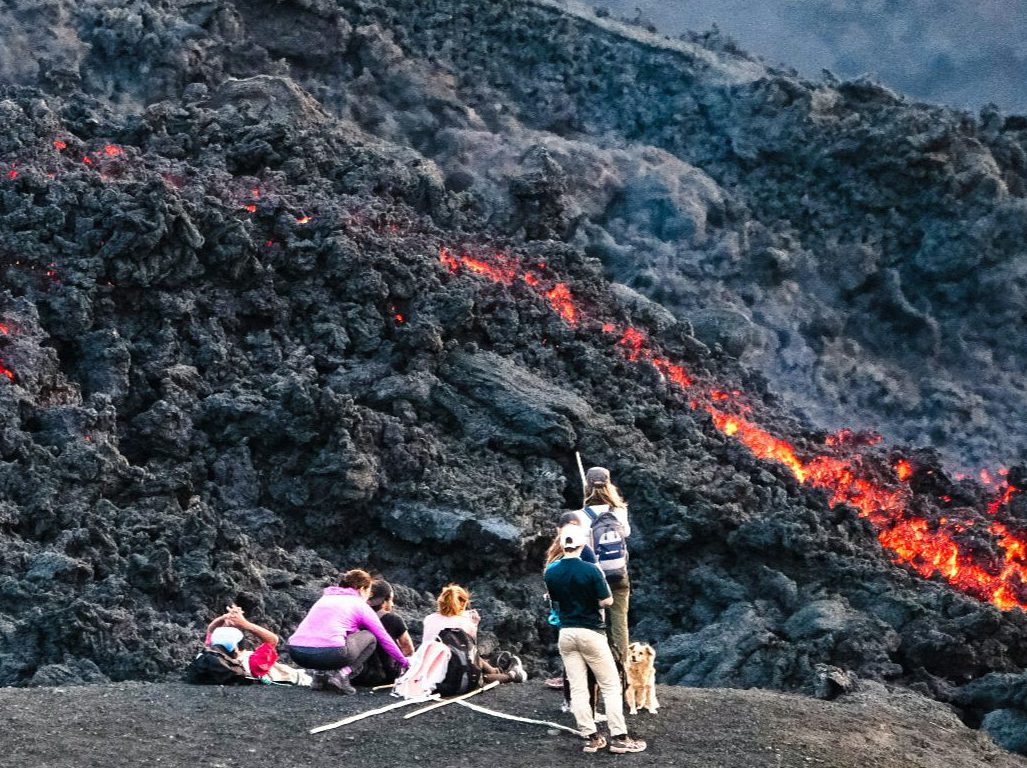 Rondreis Guatemala, Pacaya vulkaan, beklimming mensen