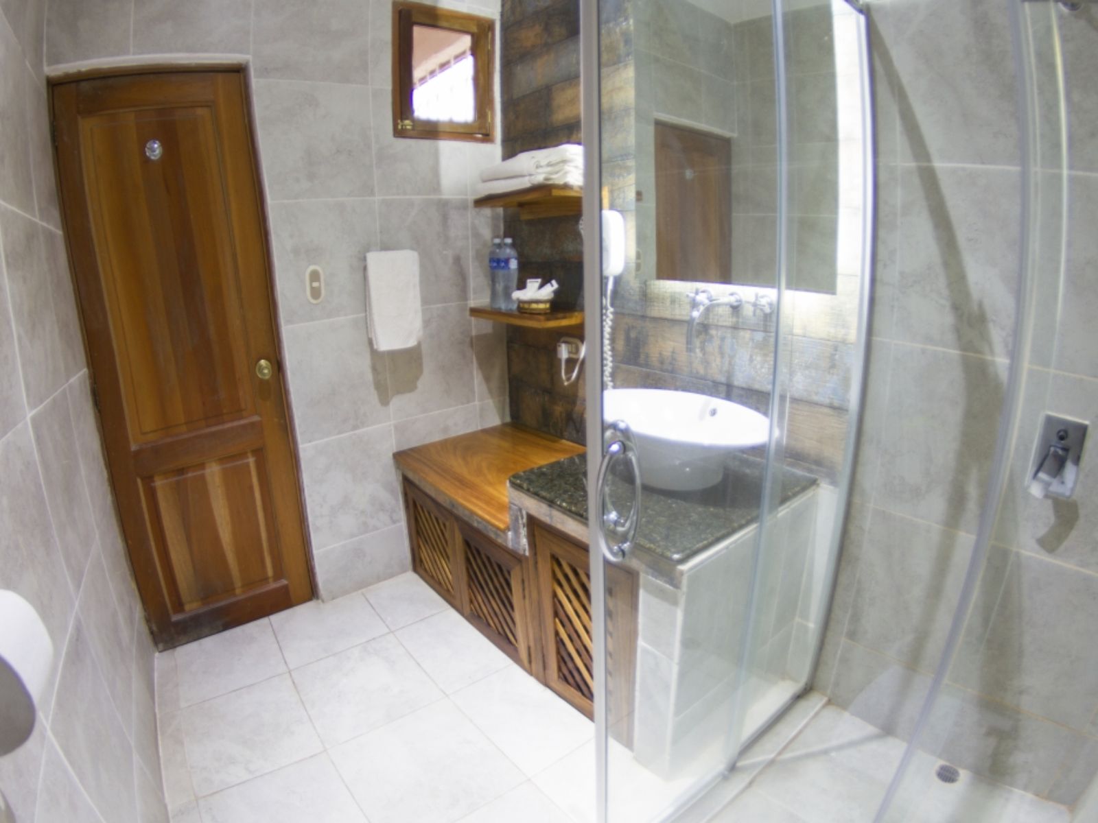 Rondreis Guatemala, Panajachel, Dos Mundos, badkamer twinroom
