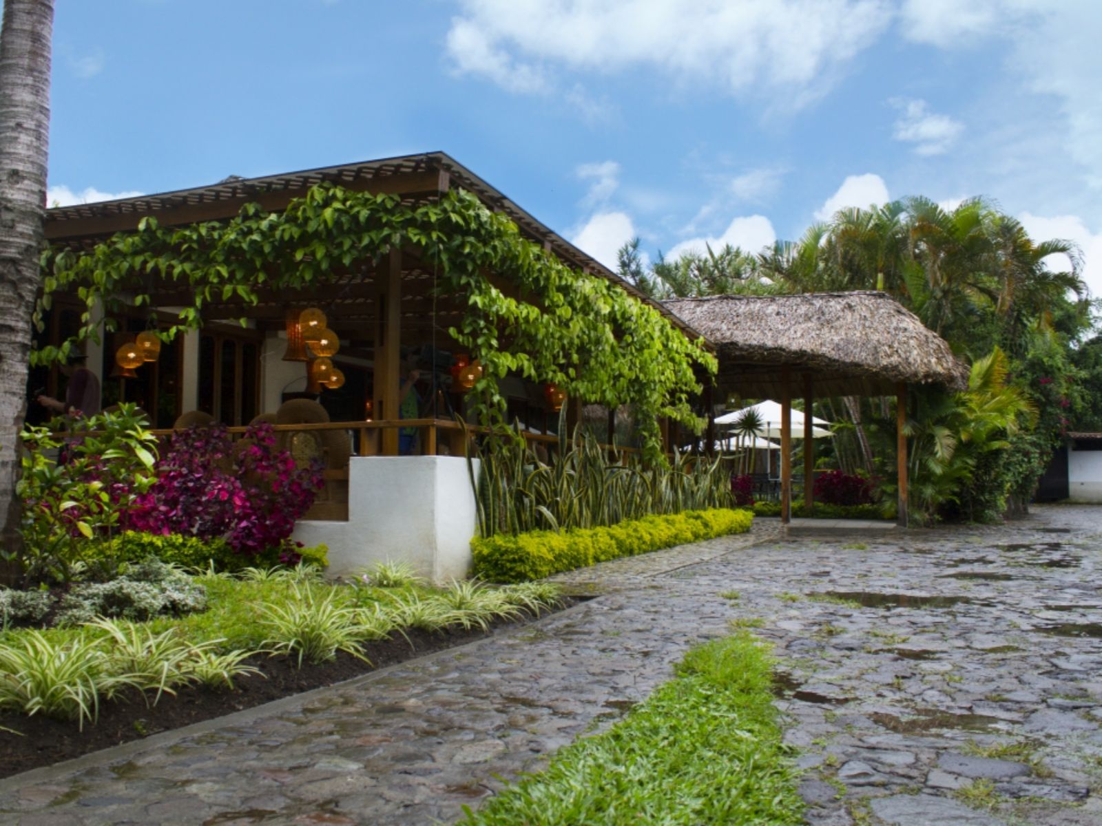 Rondreis Guatemala, Panajachel, Dos Mundos, hotel binnenplaats