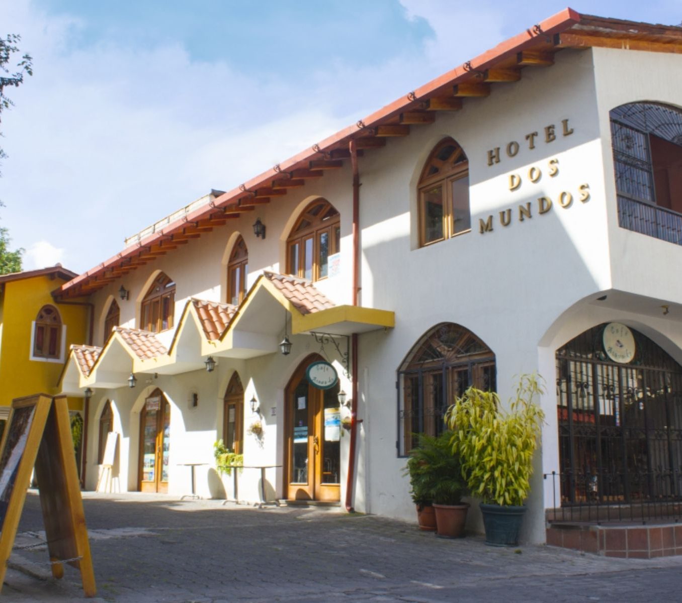 Rondreis Guatemala, Panajachel, Dos Mundos, hotel vooraanzicht