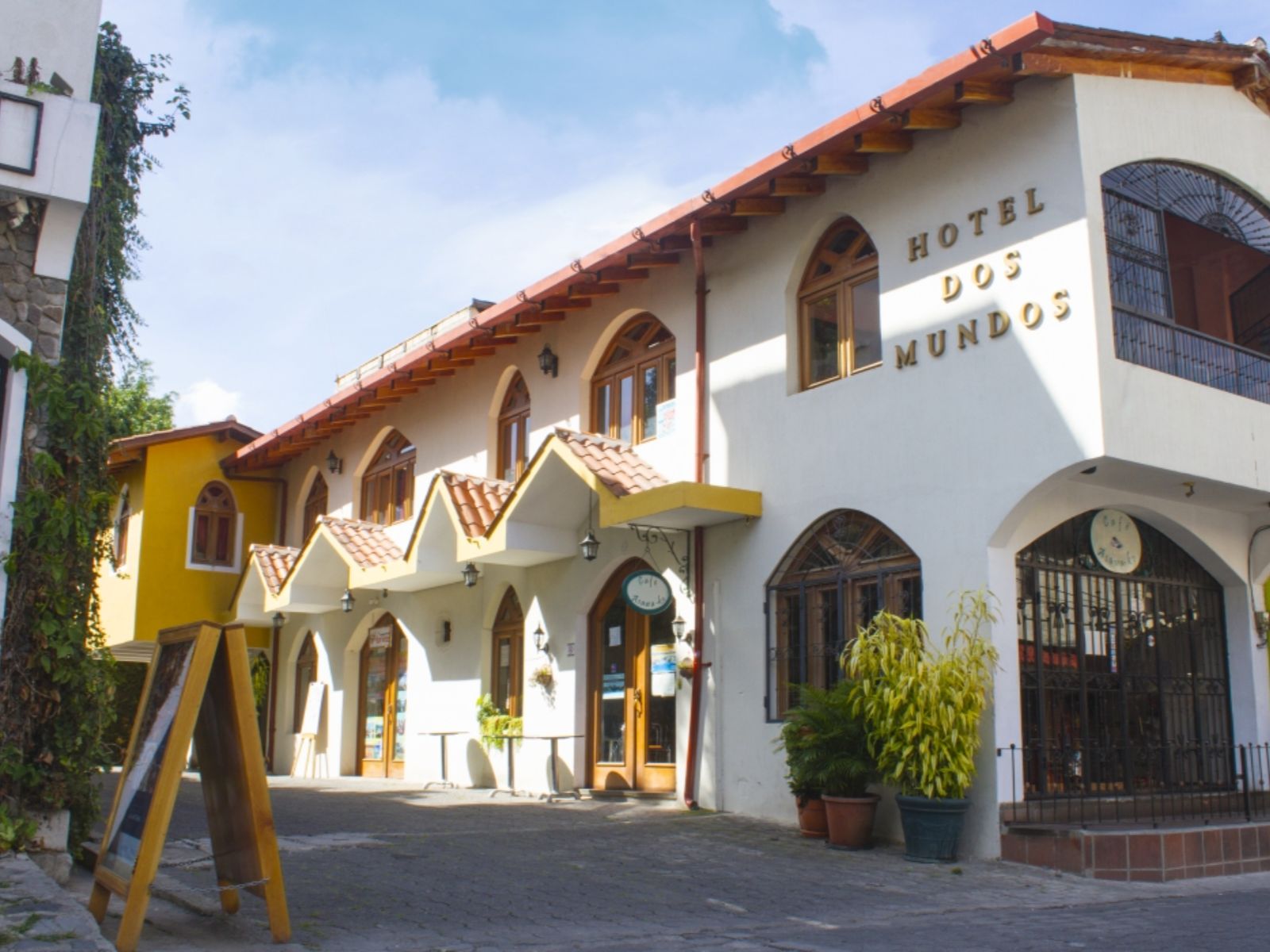 Rondreis Guatemala, Panajachel, Dos Mundos, hotel vooraanzicht