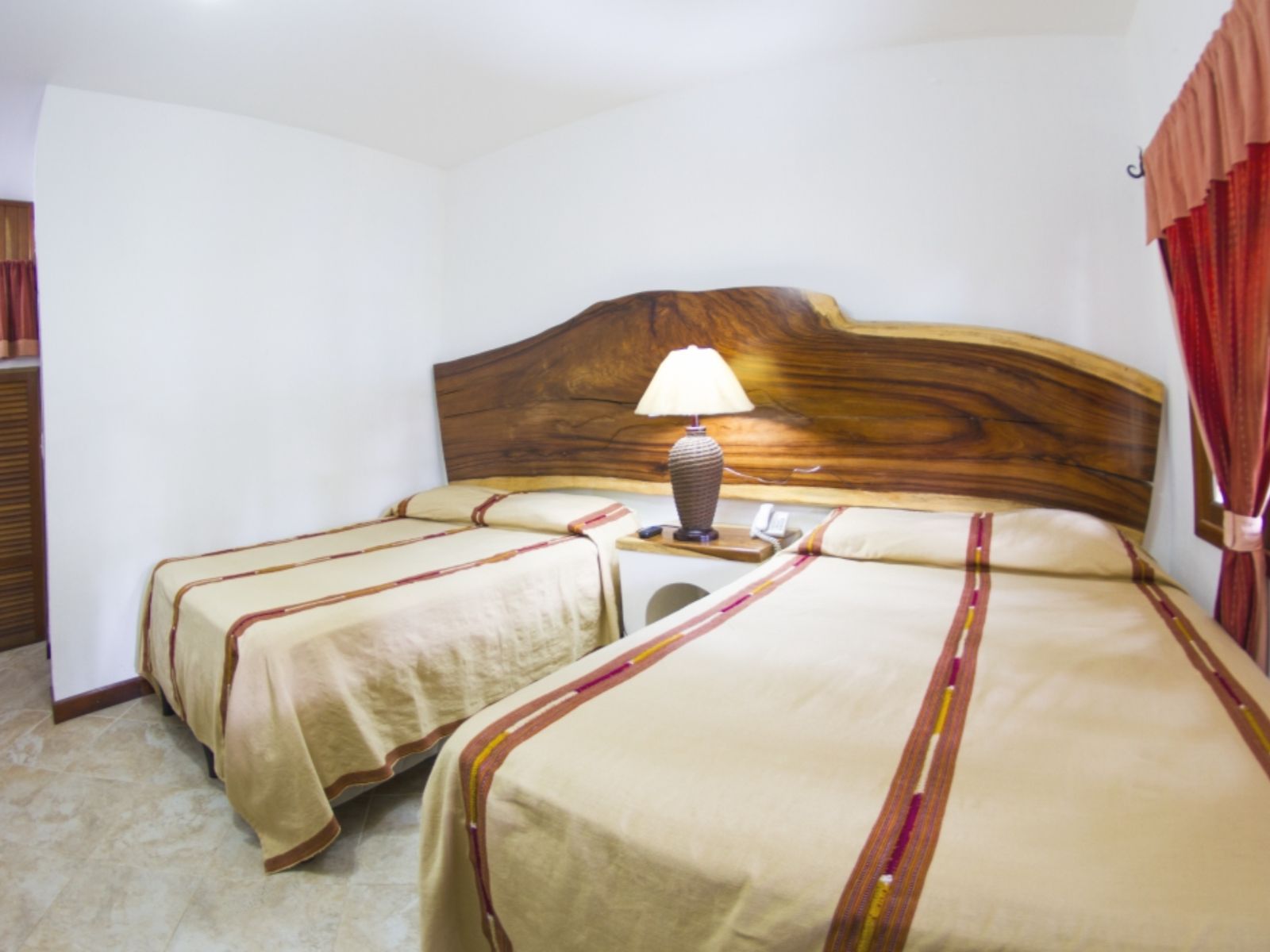 Rondreis Guatemala, Panajachel, Dos Mundos, twinroom beds