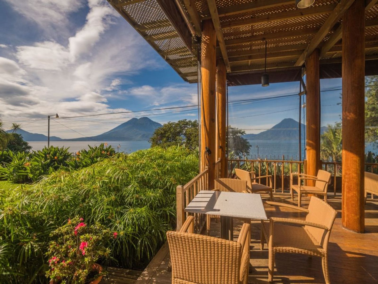 Rondreis Guatemala, Panajachel, Porto del Lago, restaurant buiten