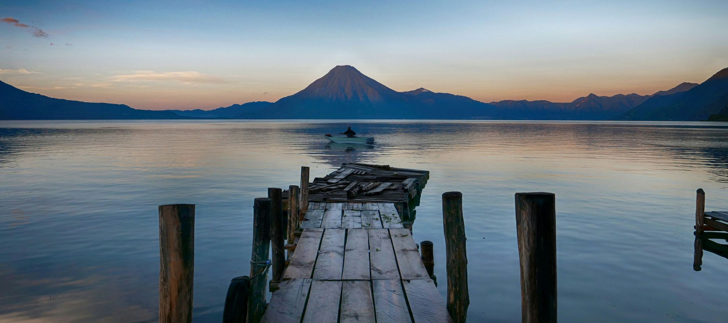 Rondreis-Guatemala-Panajachel-steiger-aan-meer-bij-zonsondergang Rondreis-Guatemala-Panajachel-steiger-aan-meer-bij-zonsondergang