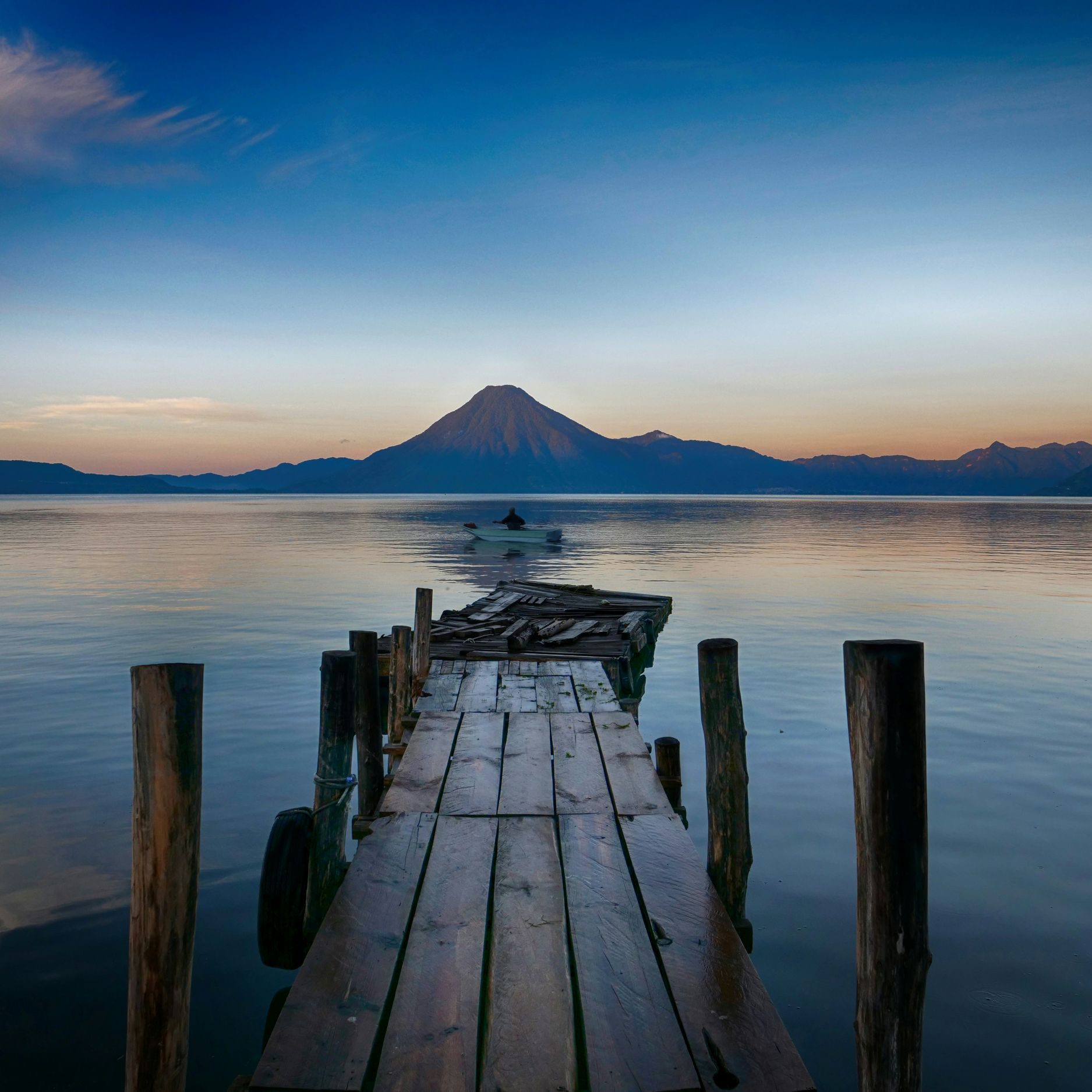 Rondreis-Guatemala-Panajachel-steiger-aan-meer-bij-zonsondergang