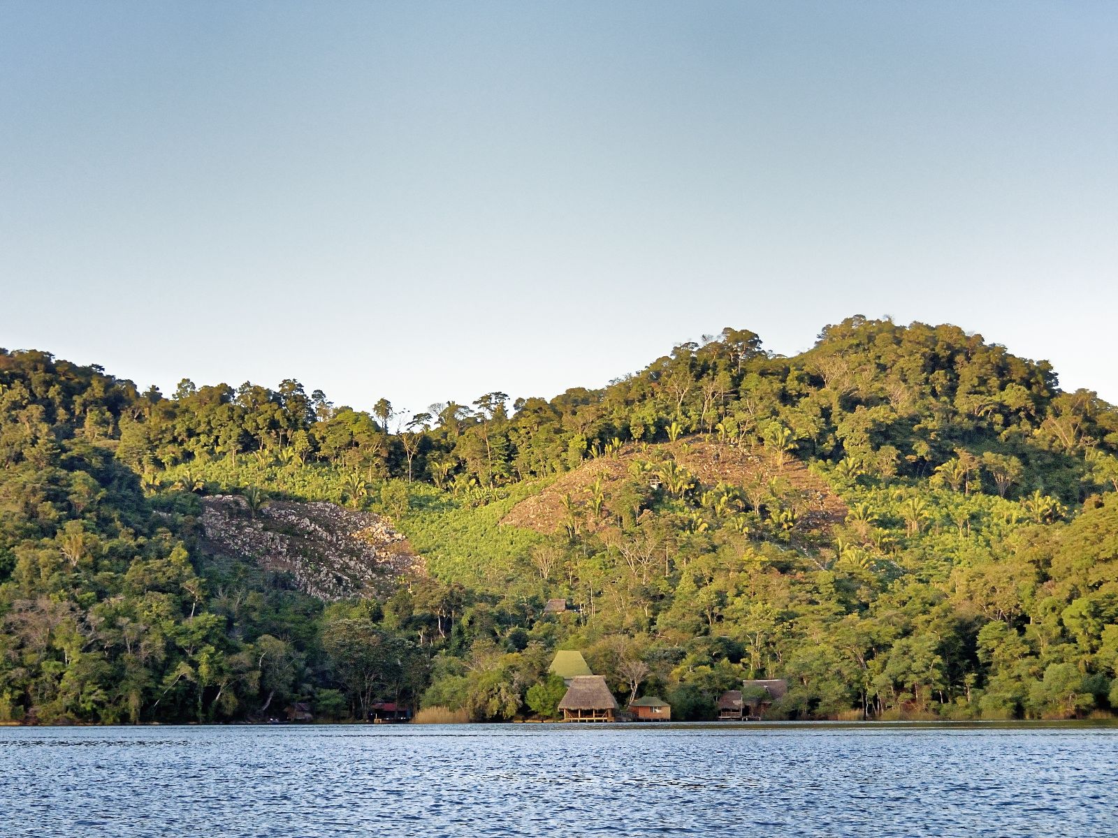 Rondreis Guatemala, Rio Dulce, rivier met blauwe lucht
