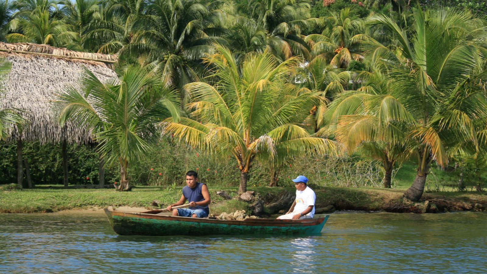 Rondreis Guatemala, Rio Dulce, rivier met bootje