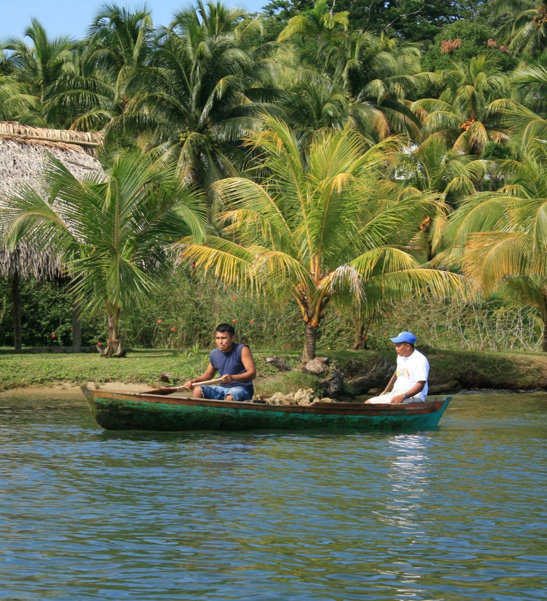 Rondreis Guatemala, Rio Dulce, rivier met bootje
