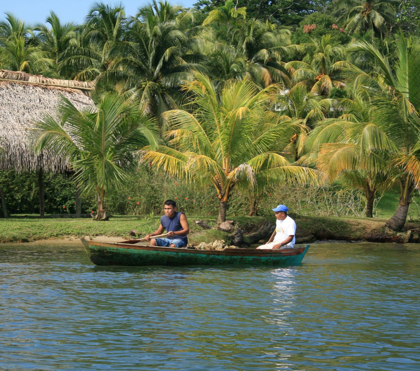 Rondreis Guatemala, Rio Dulce, rivier met bootje