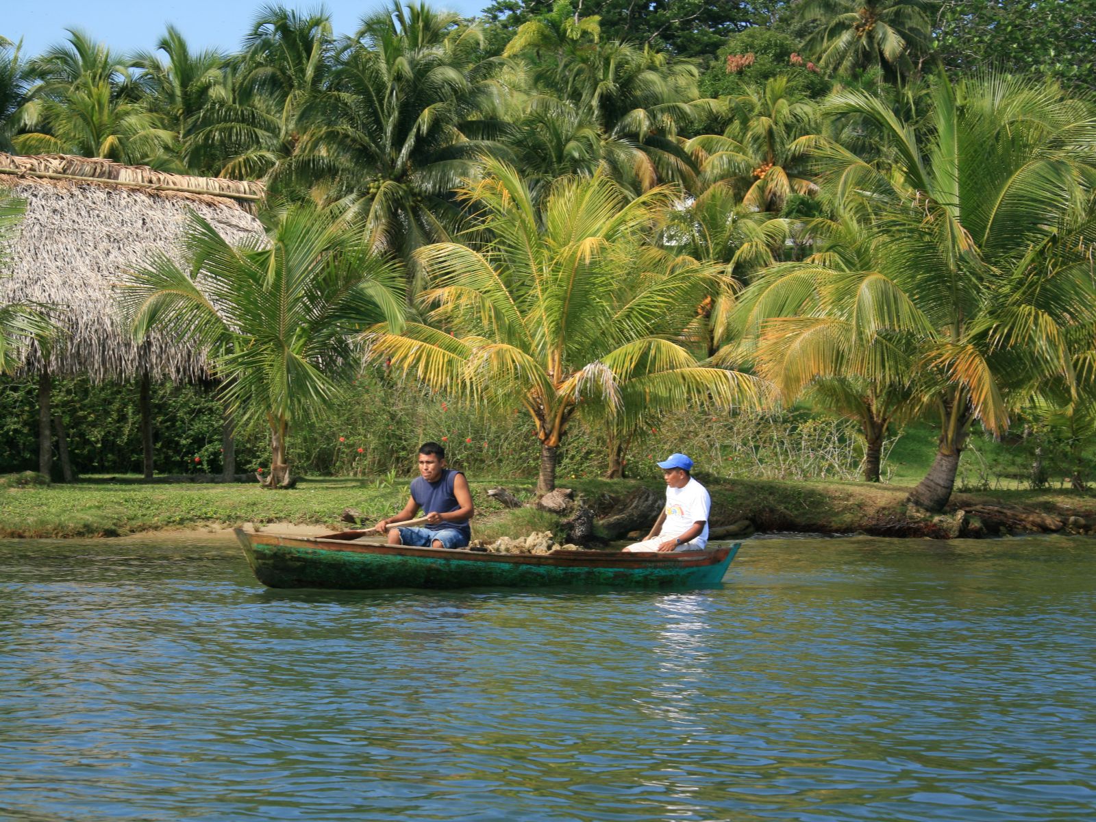 Rondreis Guatemala, Rio Dulce, rivier met bootje