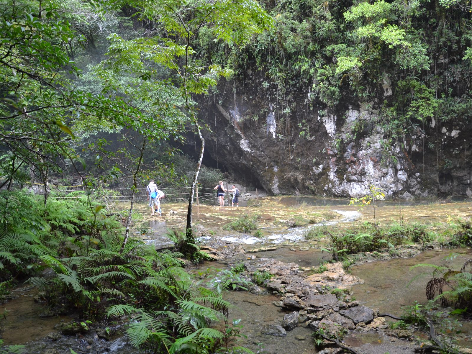 Rondreis Guatemala, Semuc Champey, mensen in het water