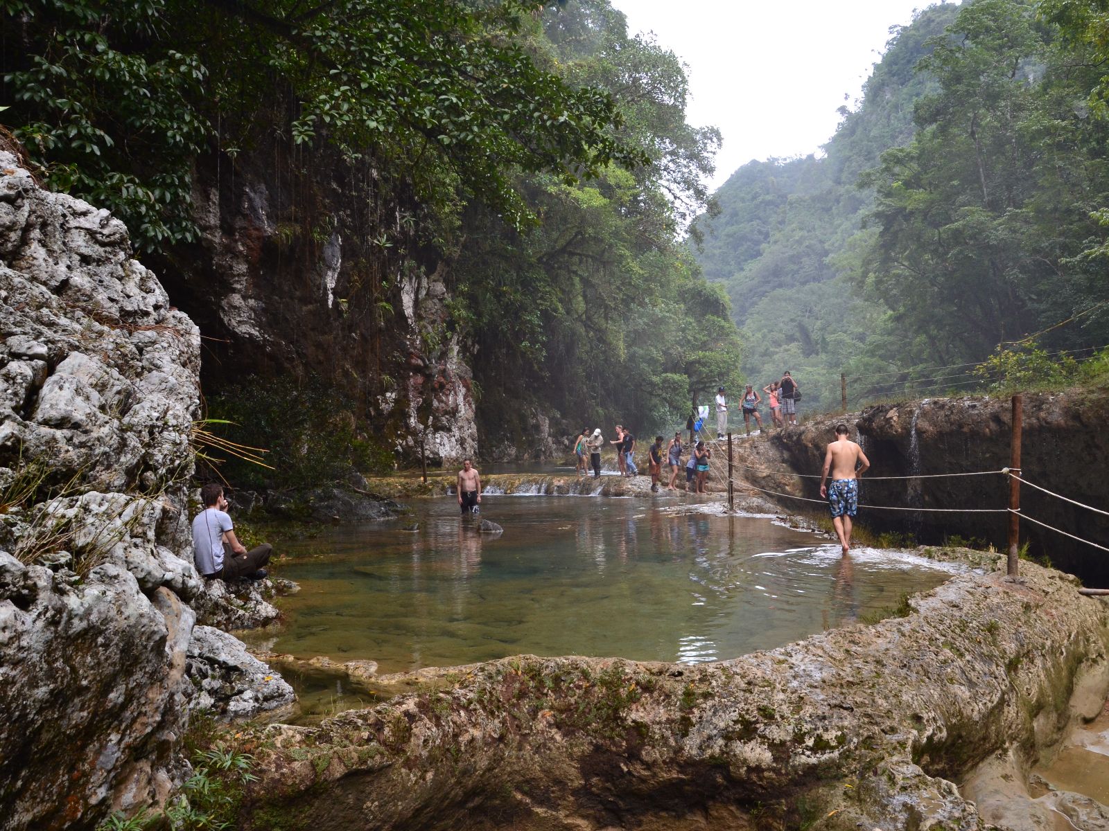 Rondreis Guatemala, Semuc Champey, mensen in rivier