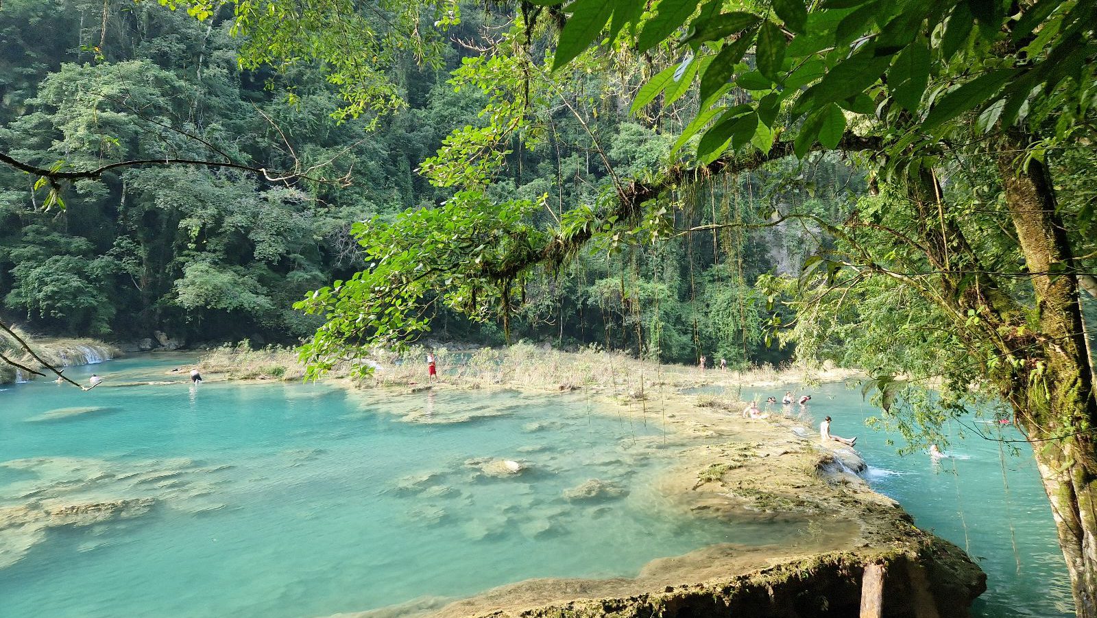 Rondreis Guatemala, Semuc Champey, uitzicht vanaf de zijkant