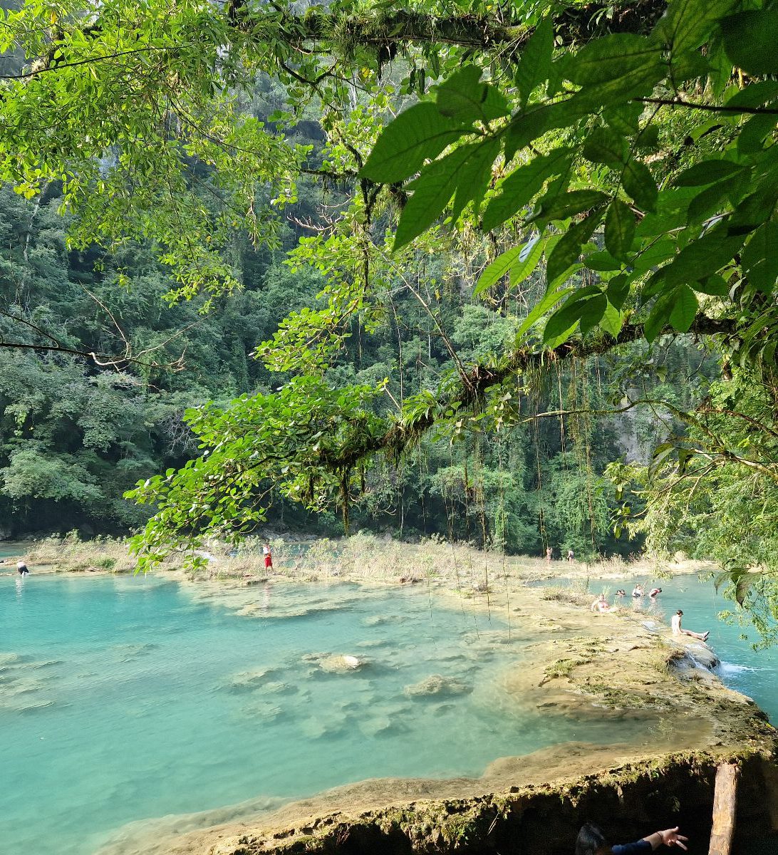 Rondreis Guatemala, Semuc Champey, uitzicht vanaf de zijkant