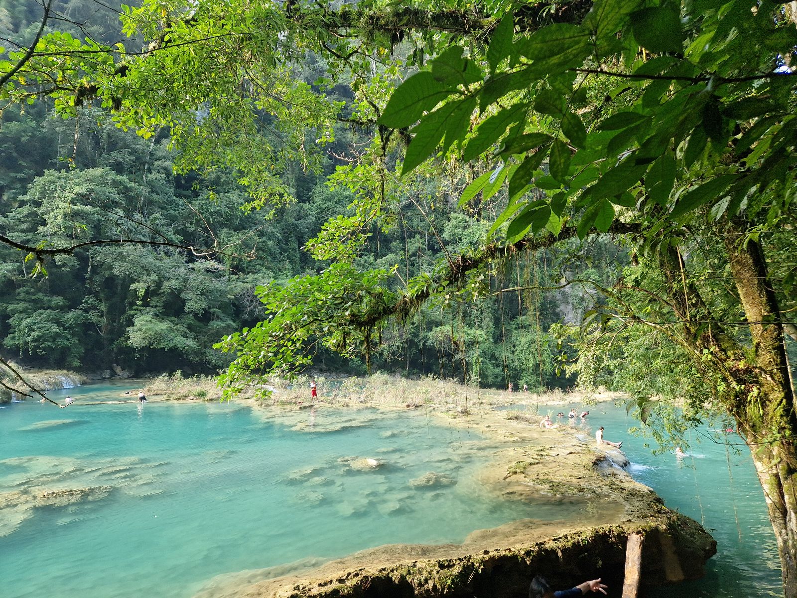 Rondreis Guatemala, Semuc Champey, uitzicht vanaf de zijkant