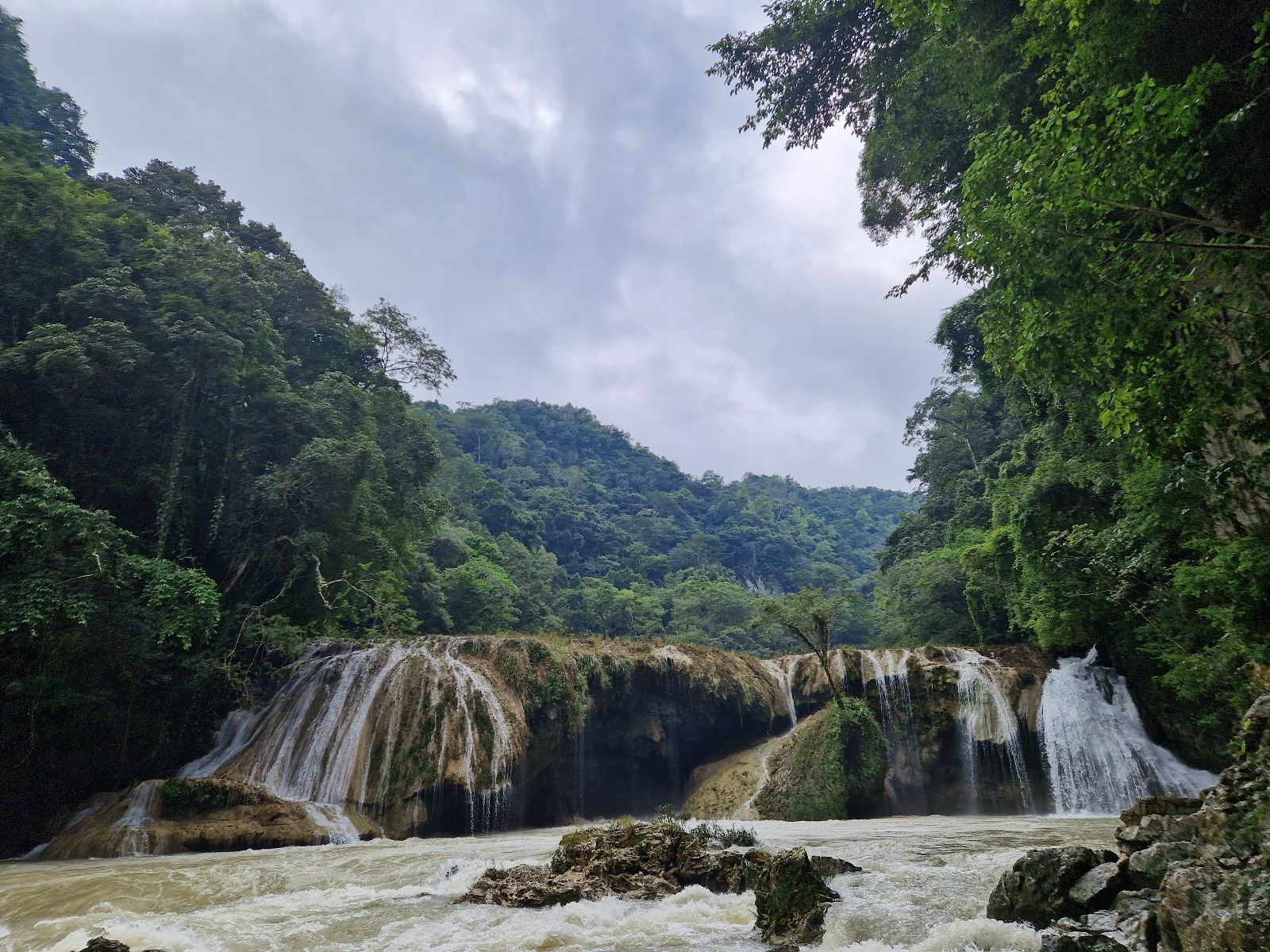 Rondreis Guatemala, Semuc Champey, waterval met plateaus