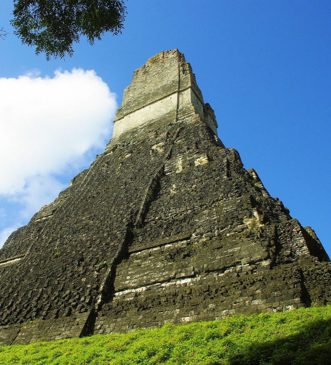 Rondreis-Guatemala-Tikal-Maya-pyramide-1-aspect-ratio-382-420