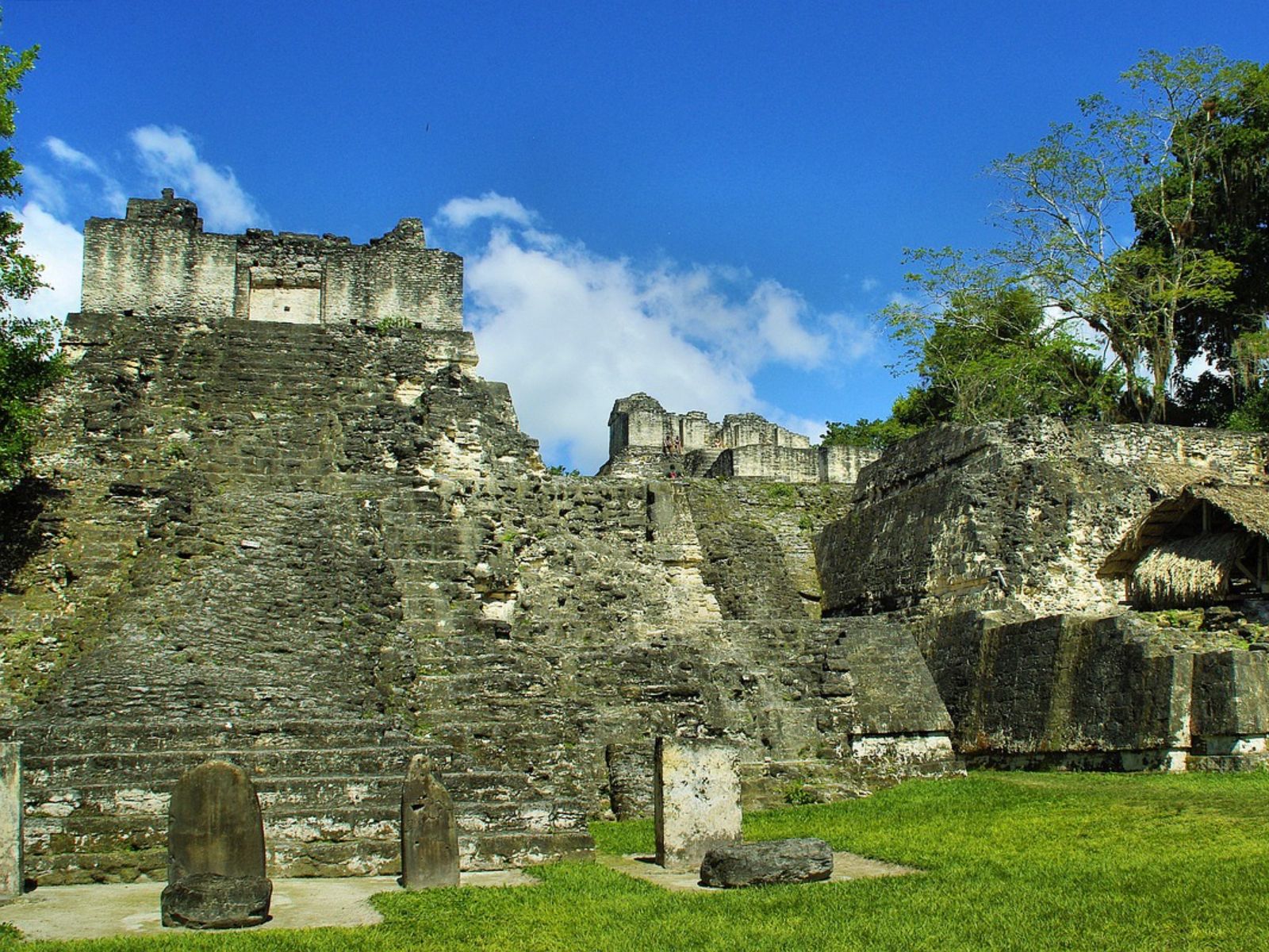 Rondreis Guatemala, Tikal, Maya tempel met blauwe lucht