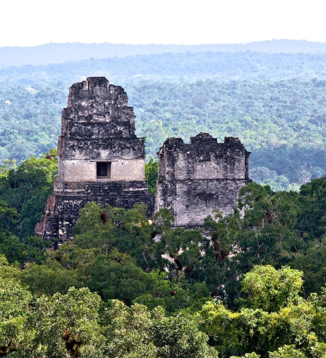 Rondreis Guatemala, Tikal, in de verte twee tempels